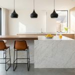 Aménager un espace bar dans sa cuisine ouverte : mobilier, décoration et conseils pratiques