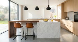 Aménager un espace bar dans sa cuisine ouverte : mobilier, décoration et conseils pratiques