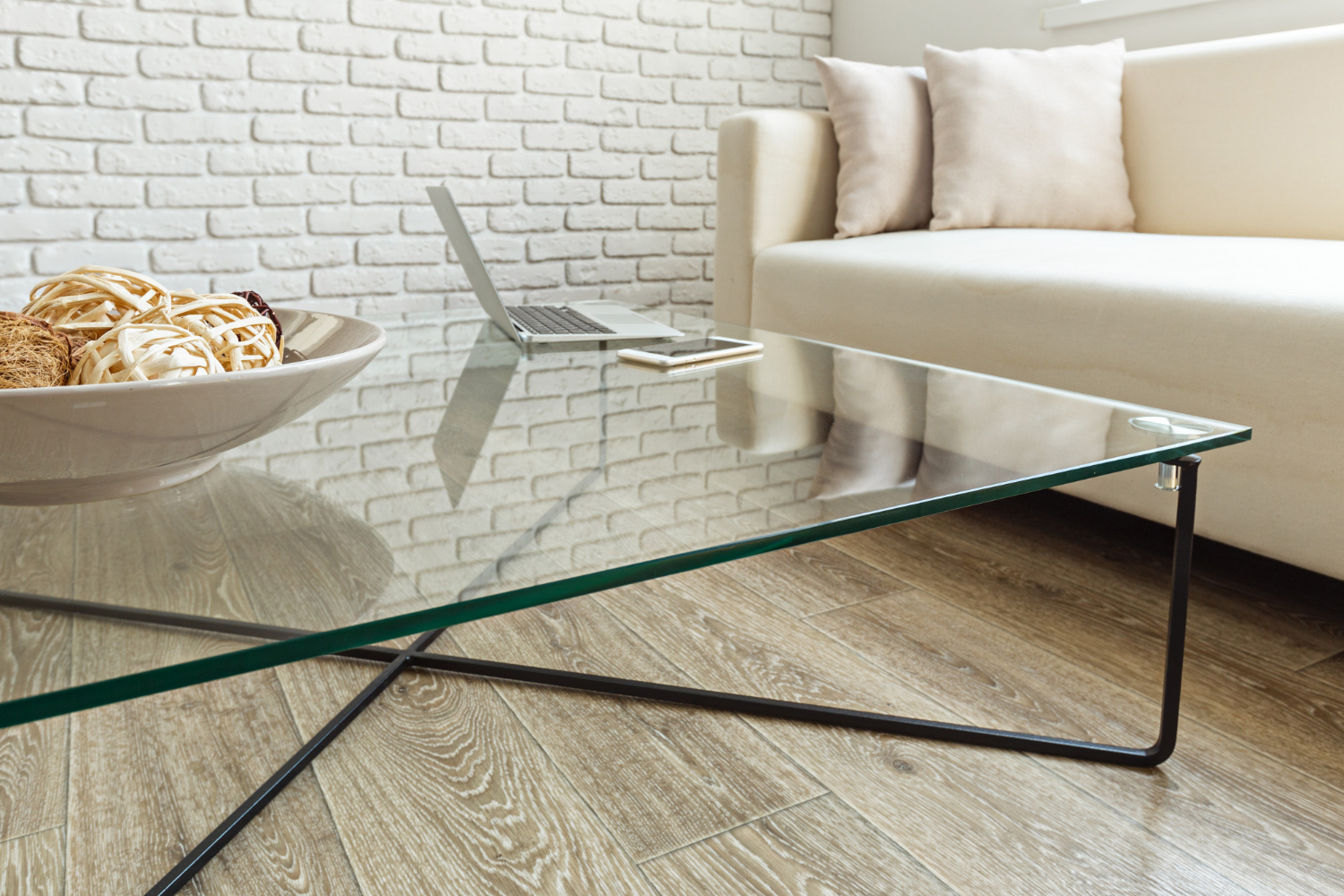Table en verre moderne à l'intérieur du loft
